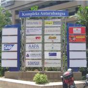 Kompleks Antarabangsa: Stainless-steel frame with light-boxes