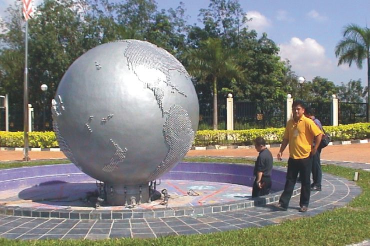 Mr Sculpter (yellow shirt) and finish work